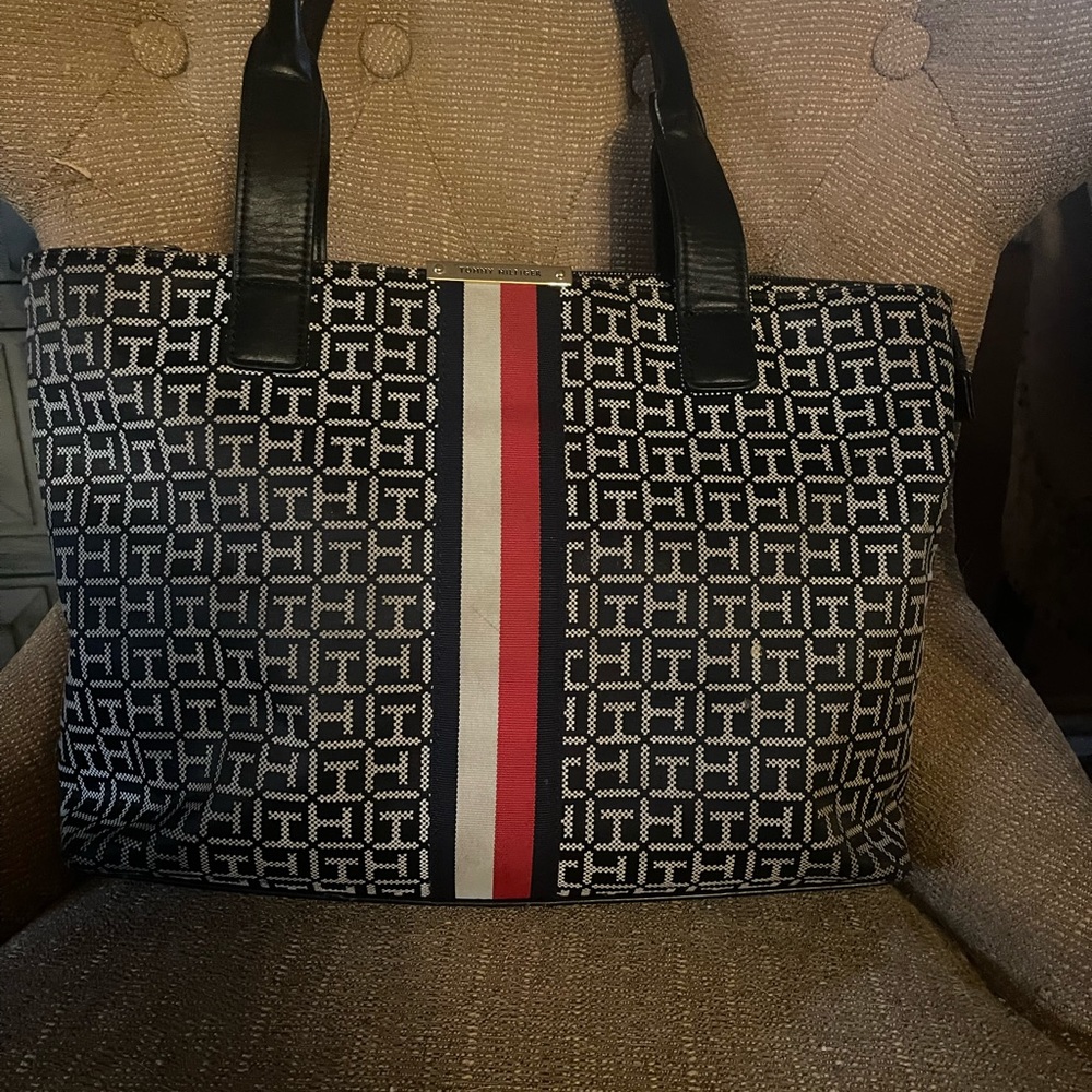 Tommy Hilfiger bucket tote! Fits all your needs and more! Sporty and practical!
